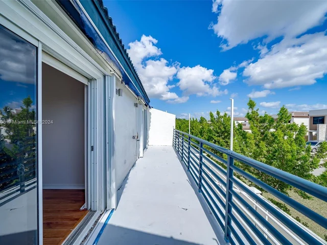 340 NE 211th St, Miami FL 33179