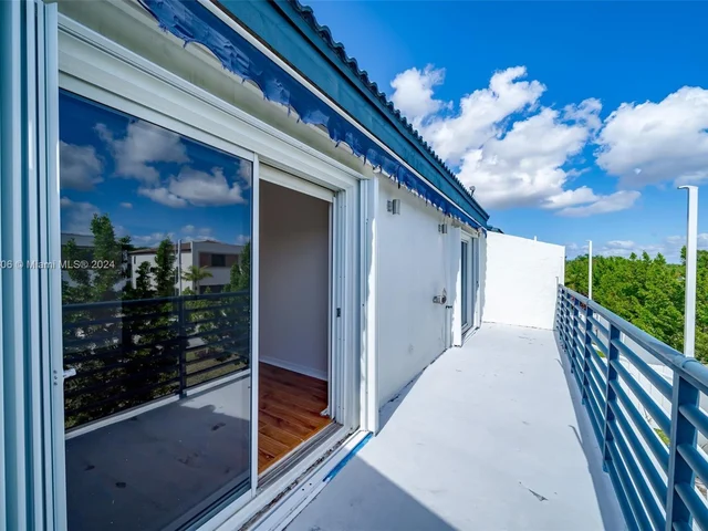 340 NE 211th St, Miami FL 33179