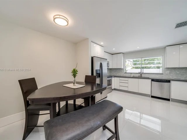 340 NE 211th St, Miami FL 33179