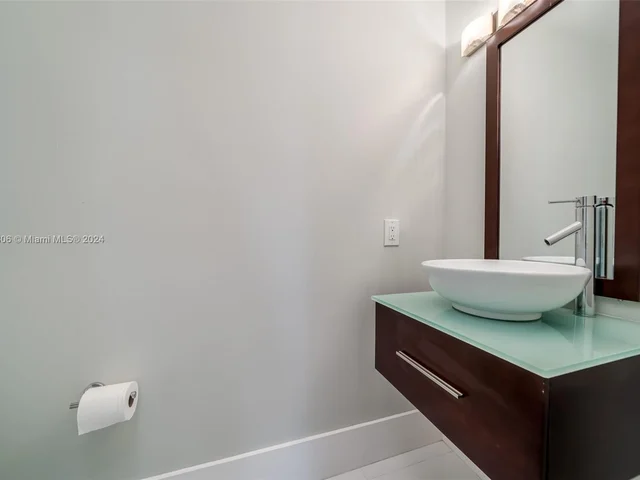 340 NE 211th St, Miami FL 33179