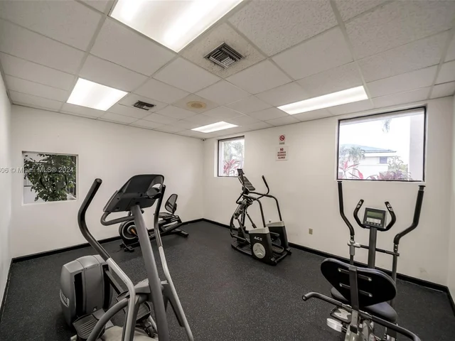 340 NE 211th St, Miami FL 33179