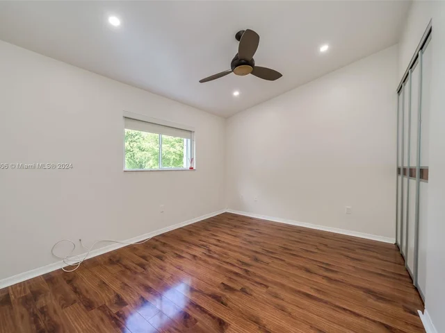 340 NE 211th St, Miami FL 33179