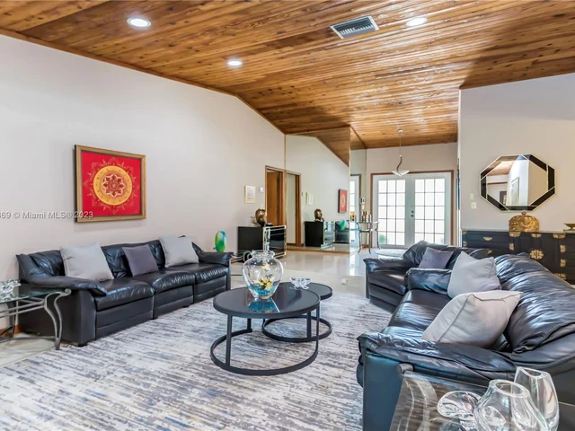 695 NW 107th Ln, Coral Springs FL 33071