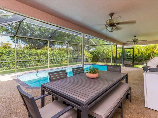 695 NW 107th Ln, Coral Springs FL 33071