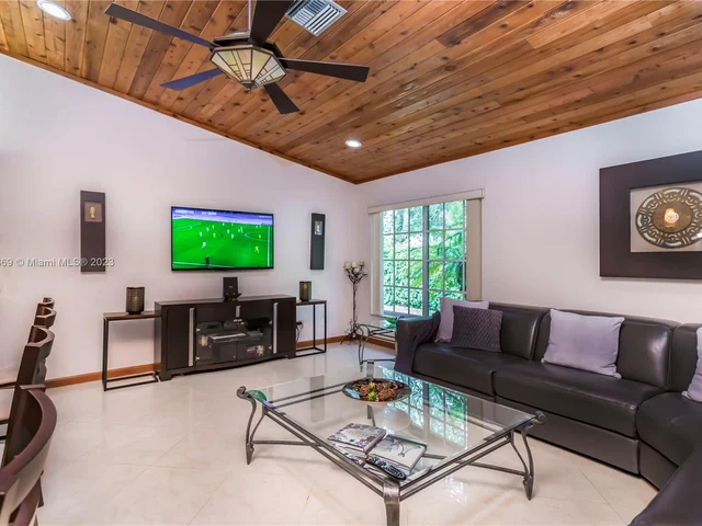 695 NW 107th Ln, Coral Springs FL 33071