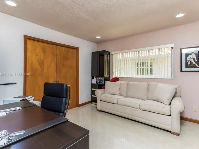 695 NW 107th Ln, Coral Springs FL 33071