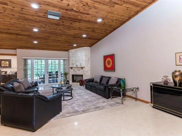 695 NW 107th Ln, Coral Springs FL 33071