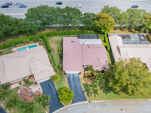 695 NW 107th Ln, Coral Springs FL 33071