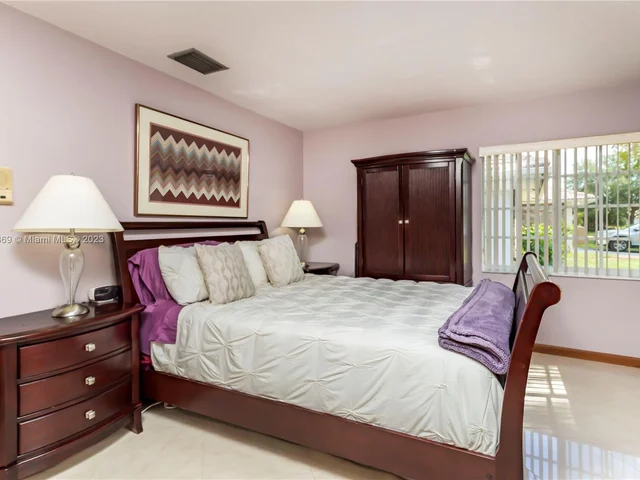 695 NW 107th Ln, Coral Springs FL 33071