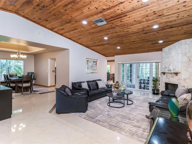 695 NW 107th Ln, Coral Springs FL 33071