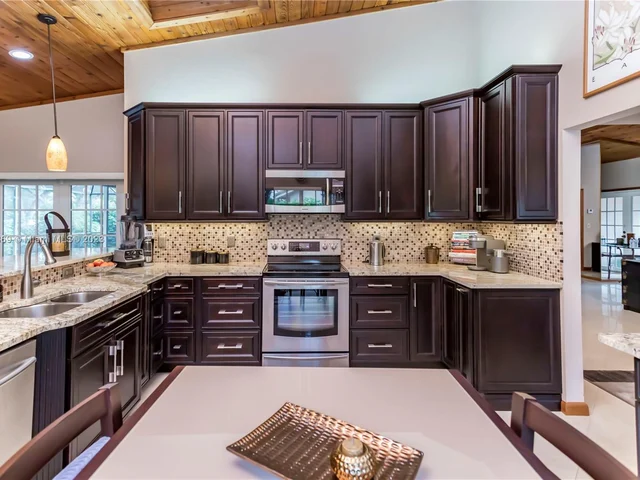 695 NW 107th Ln, Coral Springs FL 33071