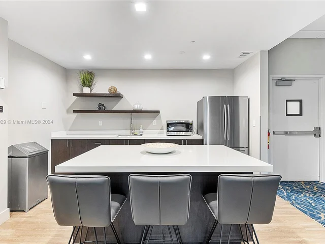 90 Edgewater Dr # 812, Coral Gables FL 33133