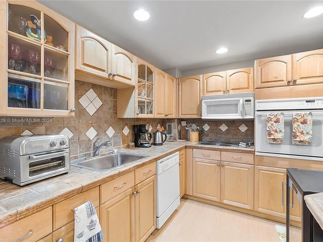 90 Edgewater Dr # 812, Coral Gables FL 33133