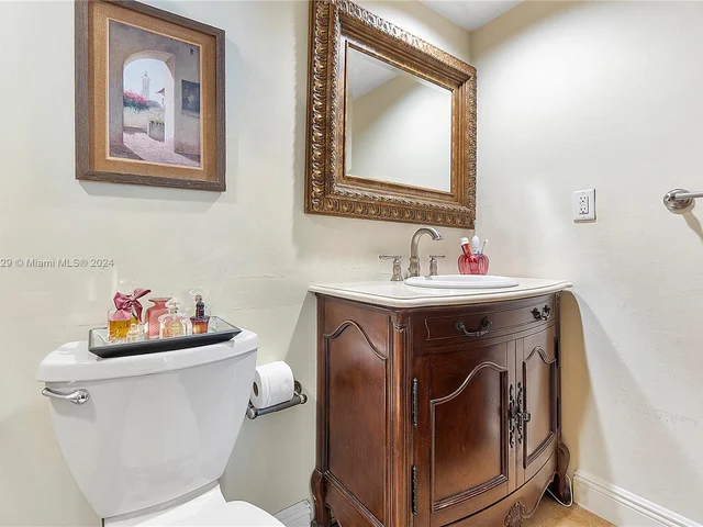 90 Edgewater Dr # 812, Coral Gables FL 33133