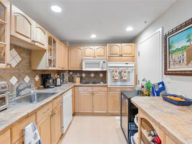 90 Edgewater Dr # 812, Coral Gables FL 33133