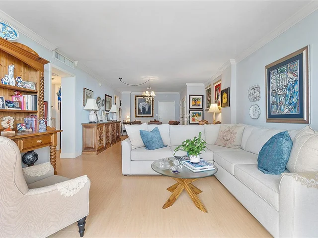 90 Edgewater Dr # 812, Coral Gables FL 33133