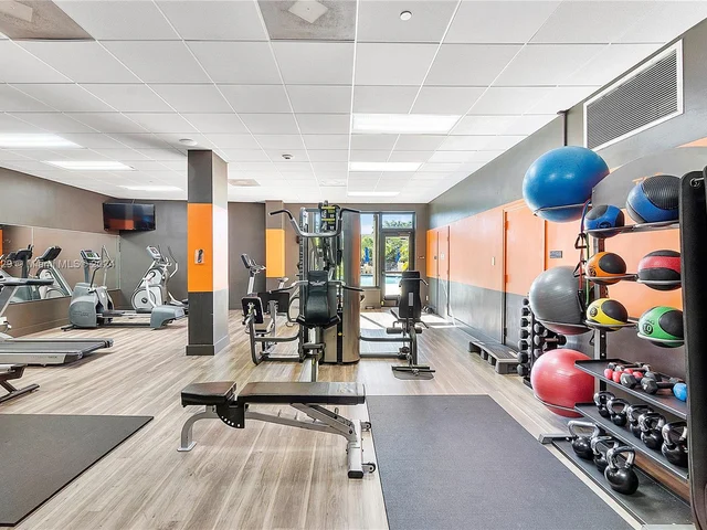 90 Edgewater Dr # 812, Coral Gables FL 33133