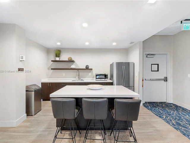 90 Edgewater Dr # 812, Coral Gables FL 33133