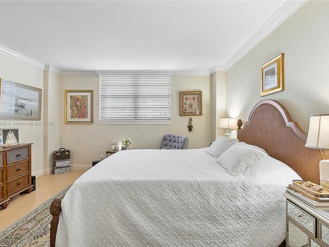 90 Edgewater Dr # 812, Coral Gables FL 33133