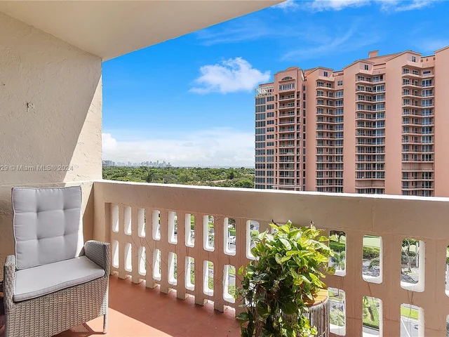 90 Edgewater Dr # 812, Coral Gables FL 33133