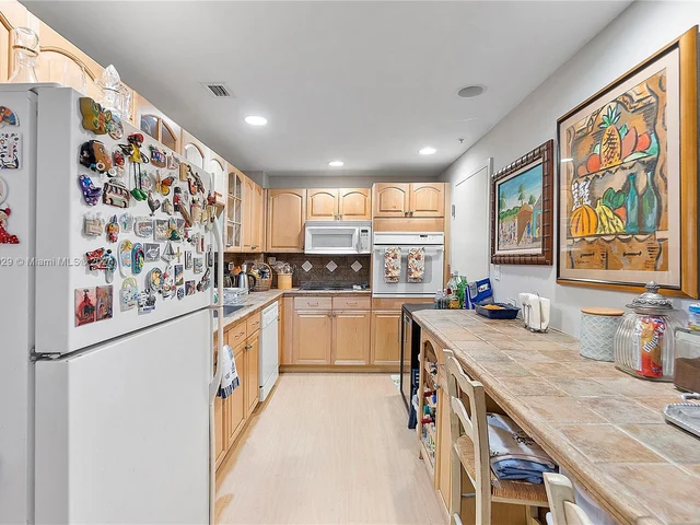 90 Edgewater Dr # 812, Coral Gables FL 33133