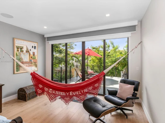 3180 Washington St, Miami FL 33133