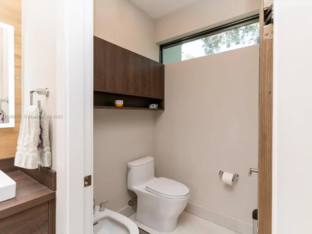 3180 Washington St, Miami FL 33133