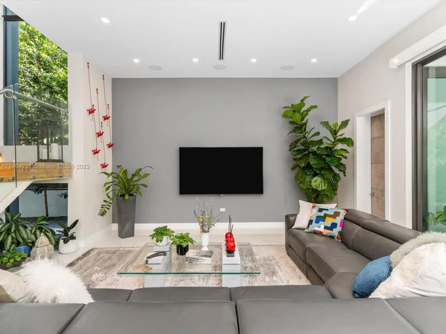 3180 Washington St, Miami FL 33133