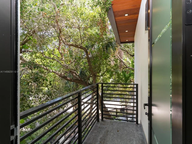 3180 Washington St, Miami FL 33133