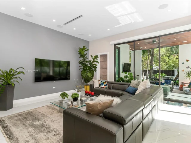 3180 Washington St, Miami FL 33133