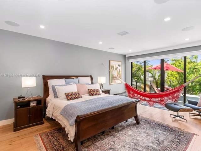 3180 Washington St, Miami FL 33133