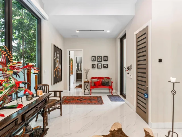 3180 Washington St, Miami FL 33133