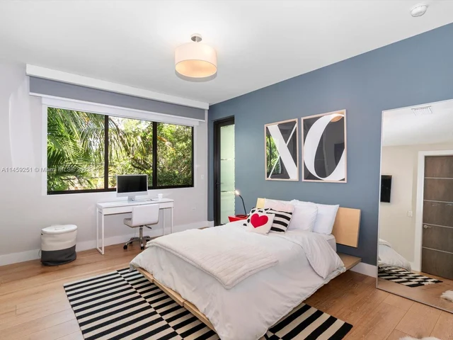 3180 Washington St, Miami FL 33133