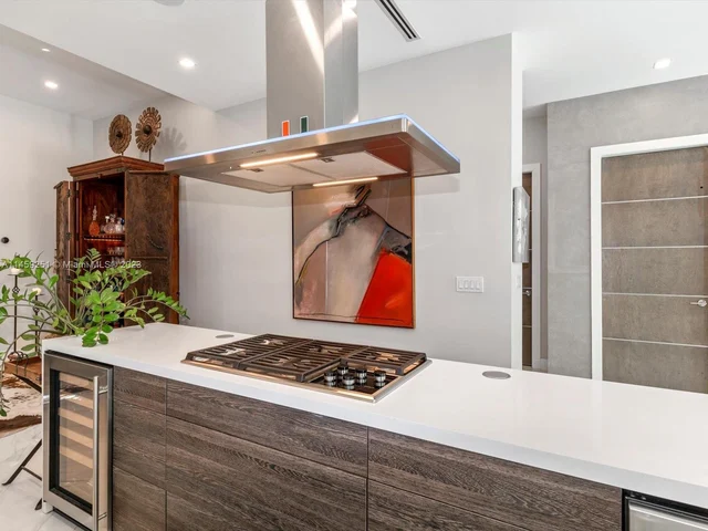 3180 Washington St, Miami FL 33133