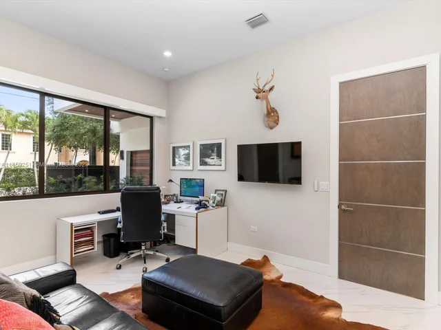 3180 Washington St, Miami FL 33133