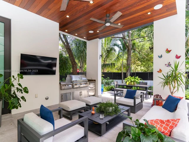 3180 Washington St, Miami FL 33133