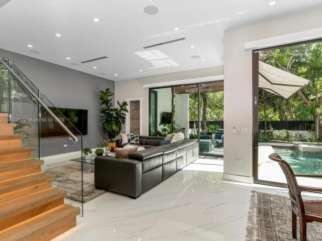 3180 Washington St, Miami FL 33133