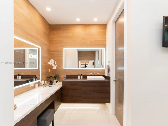 3180 Washington St, Miami FL 33133