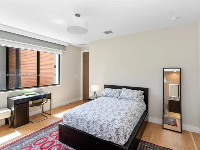 3180 Washington St, Miami FL 33133