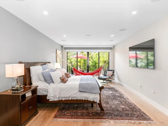 3180 Washington St, Miami FL 33133