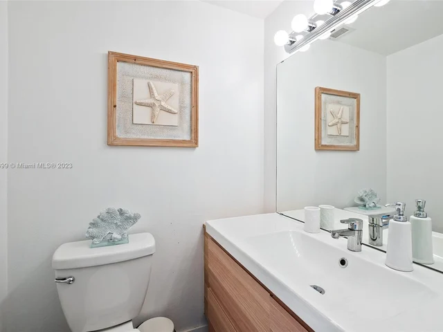 500 Bayview Dr # 728, Sunny Isles Beach FL 33160