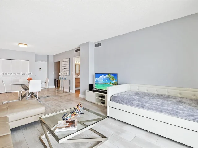 500 Bayview Dr # 728, Sunny Isles Beach FL 33160