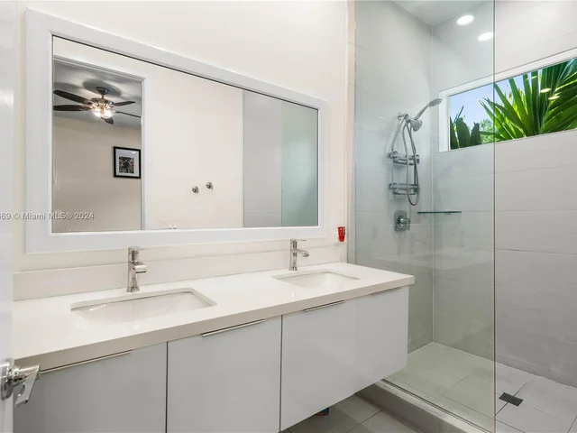 10450 NW 67th St, Doral FL 33178