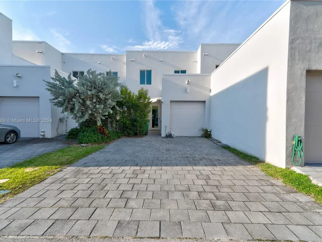 10450 NW 67th St, Doral FL 33178