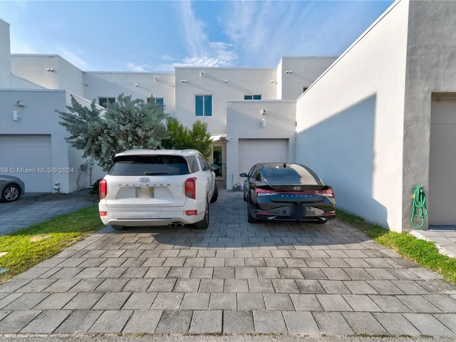 10450 NW 67th St, Doral FL 33178