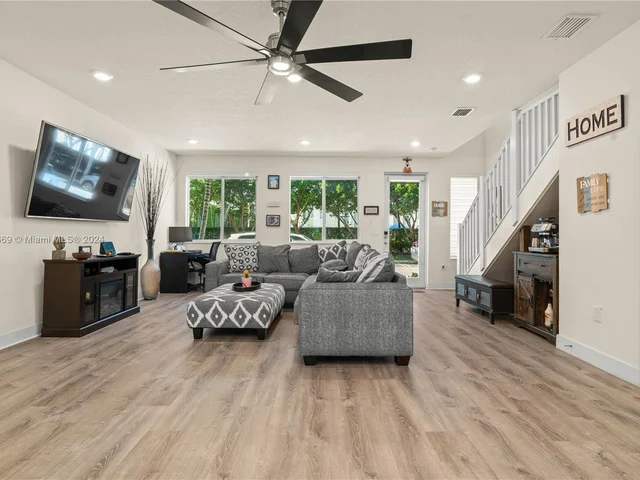 10450 NW 67th St, Doral FL 33178