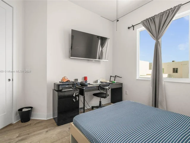 10450 NW 67th St, Doral FL 33178