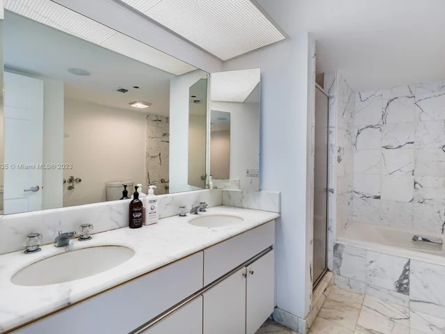 400 S Pointe Dr # 2010, Miami Beach FL 33139