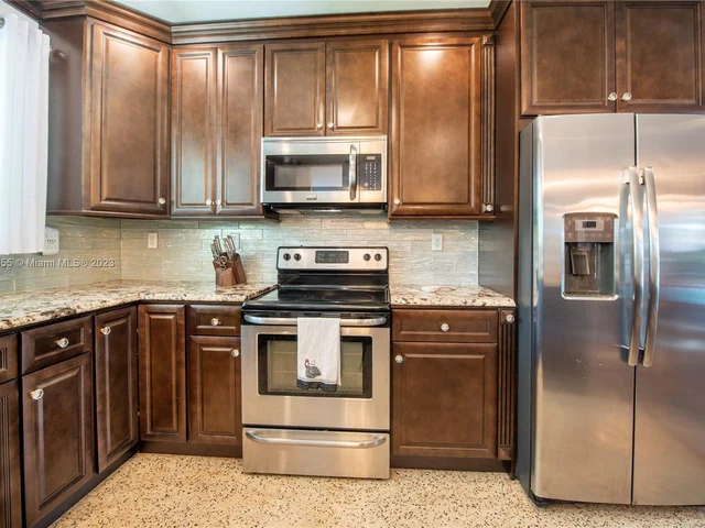 14600 N Spur Dr, Miami FL 33161