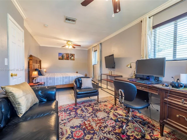 14600 N Spur Dr, Miami FL 33161